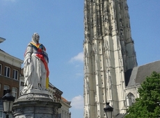 Standbeeld Margareta van Oostenrijk gehuld in regenboogvlag