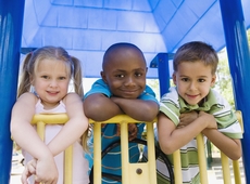 multiculturele kids op speeltuin