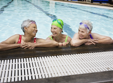 senioren in zwembad