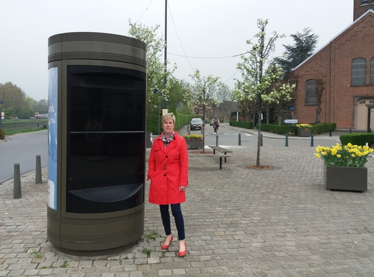 Anne Delvoye bij defecte infozuil Battel Anne Delvoye bij defecte infozuil Battel
