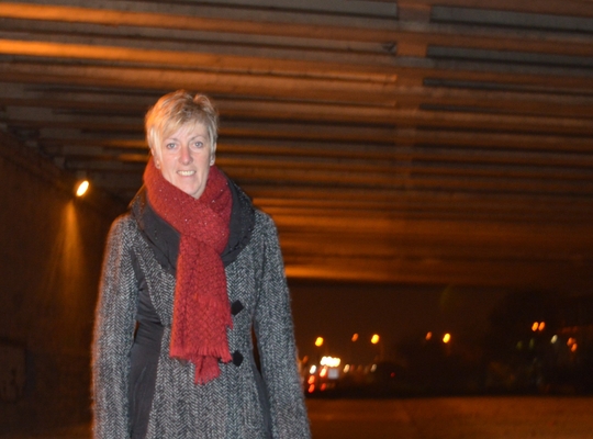 Anne Delvoye bij de verlichte brug langs jaagpad Battel