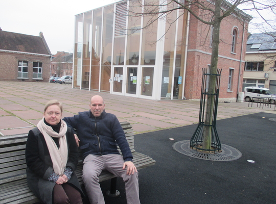 Katleen en Marc voor het dorpshuis in Muizen
