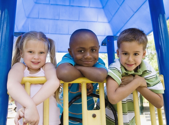 multiculturele kids op speeltuin