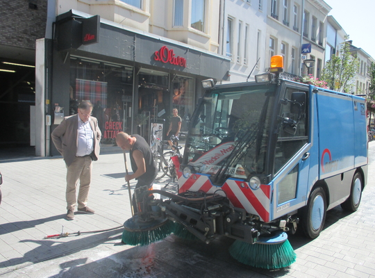 Schepen Backx inspecteert reiniging straten