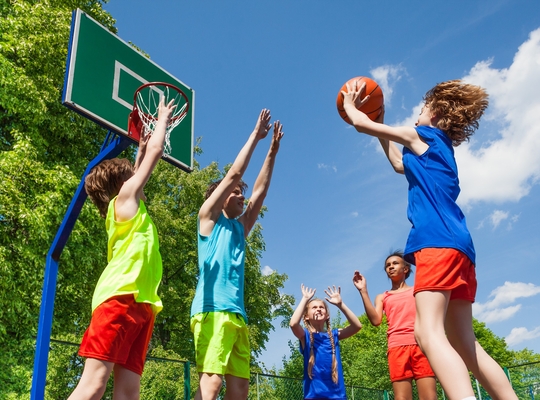 Basketballende kinderen - ©SerrNovik