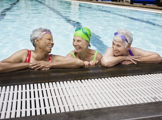 senioren in zwembad