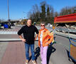 Anne Delvoye en Jan Verbergt aan werken Battelsesteenweg met Battelbrug in Battel